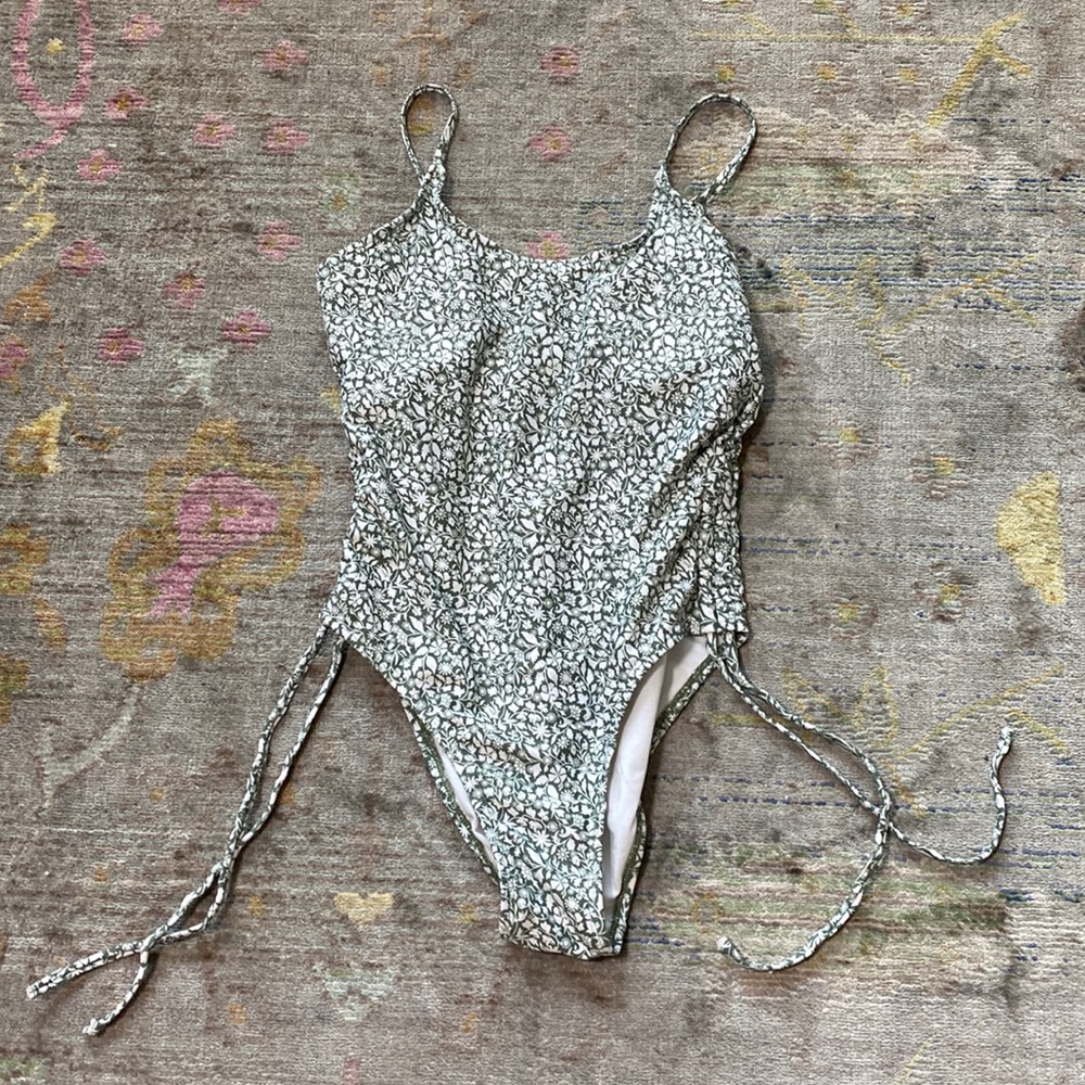 Cute summer vibe swimsuit.